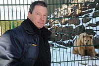 Portrait dun homme qui a fait du bien-tre animal une philosophie de vie - Pierre Ecoffey, biologiste, passionn de nature,  responsable animaux du Zoo de Servion. Juin 2018