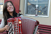 Dborah Niklaus, accordoniste : les notes de la victoire. Boulens, octobre 2012 (cliquer ICI)
