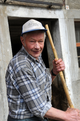 Marcel Dind, dernier coup de balai devant l'�table. Reportage de Dany Schaer, journaliste photographe