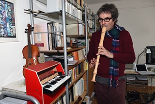 Daniel Thomas aime le carillon, musique des cloches dans le ciel - Moudon - Universit populaire de la Broye, avril 2019 - Reportage de Dany Schaer, journaliste photographe
