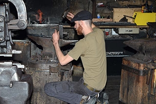 Les couteliers aff�tent les lames - Mus�e du fer, Vallorbe, avril 2019 - Reportage de Dany Schaer, journaliste photographe