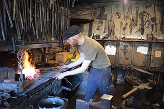 Les couteliers aff�tent les lames - Mus�e du fer, Vallorbe, avril 2019 - Reportage de Dany Schaer, journaliste photographe