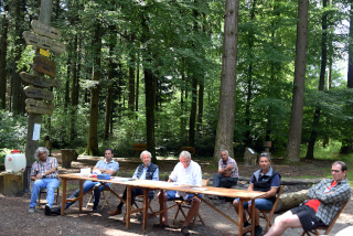 Des chasseurs arpentent les sentiers du Bois des Brigands - Assemble gnrale de lAssociation du Bois des Brigands, 27 juin 2020, Thierrens - Reportage de Dany Schaer, journaliste photographe