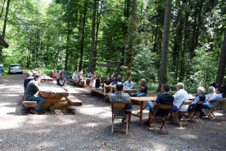 Des chasseurs arpentent les sentiers du Bois des Brigands - Assemble gnrale de lAssociation du Bois des Brigands, 27 juin 2020, Thierrens - Reportage de Dany Schaer, journaliste photographe