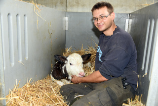 Lait de la ferme en vente directe - Ferme Panchaud, Poliez-le-Grand - Juillet 2020. Reportage de Dany Schaer, journaliste photographe