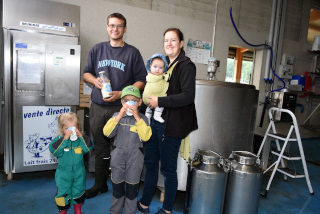 Lait de la ferme en vente directe - Ferme Panchaud, Poliez-le-Grand - Juillet 2020. Reportage de Dany Schaer, journaliste photographe