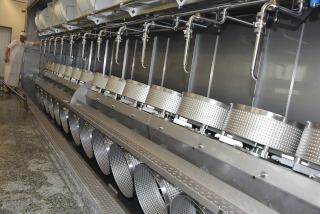 La nouvelle fromagerie remplit ses cuves - Saint-Cierges, mai 2020 - Reportage de Dany Schaer, journaliste photographe