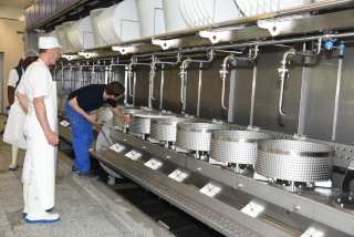 La nouvelle fromagerie remplit ses cuves - Saint-Cierges, mai 2020 - Reportage de Dany Schaer, journaliste photographe