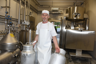 La nouvelle fromagerie remplit ses cuves - Saint-Cierges, mai 2020 - Reportage de Dany Schaer, journaliste photographe