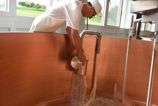 La nouvelle fromagerie remplit ses cuves - Saint-Cierges, mai 2020 - Reportage de Dany Schaer, journaliste photographe