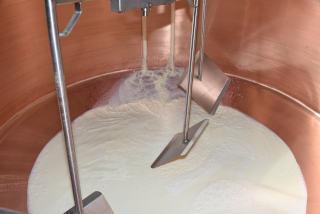 La nouvelle fromagerie remplit ses cuves - Saint-Cierges, mai 2020 - Reportage de Dany Schaer, journaliste photographe
