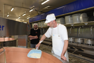 La nouvelle fromagerie remplit ses cuves - Saint-Cierges, mai 2020 - Reportage de Dany Schaer, journaliste photographe