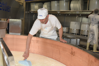 La nouvelle fromagerie remplit ses cuves - Saint-Cierges, mai 2020 - Reportage de Dany Schaer, journaliste photographe