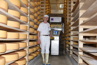 La nouvelle fromagerie remplit ses cuves - Saint-Cierges, mai 2020 - Reportage de Dany Schaer, journaliste photographe