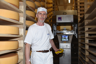 La nouvelle fromagerie remplit ses cuves - Saint-Cierges, mai 2020 - Reportage de Dany Schaer, journaliste photographe