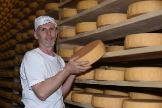 La nouvelle fromagerie remplit ses cuves - Saint-Cierges, mai 2020 - Reportage de Dany Schaer, journaliste photographe